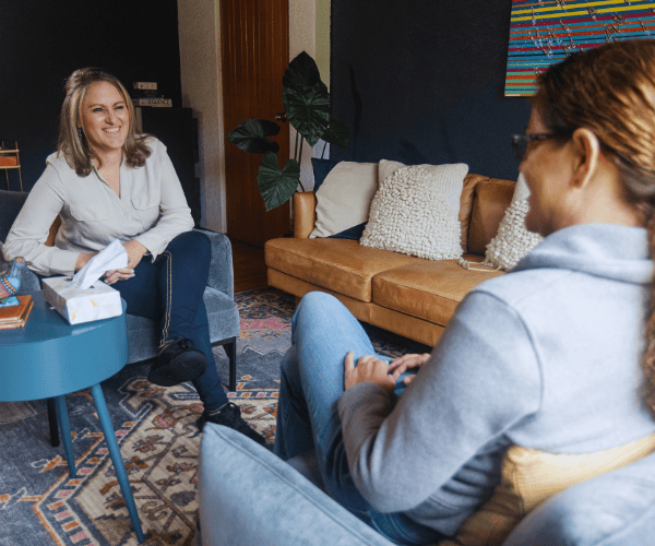 Sesión de terapia gestalt en ambiente de confianza y bienestar